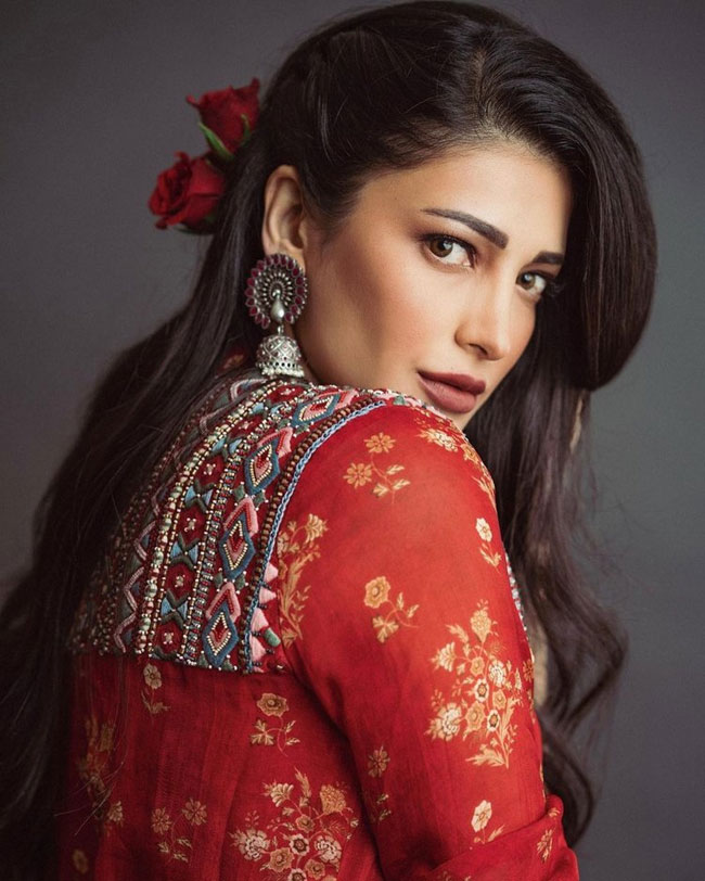 Gorgeous Shruti Haasan Instagram New Pics